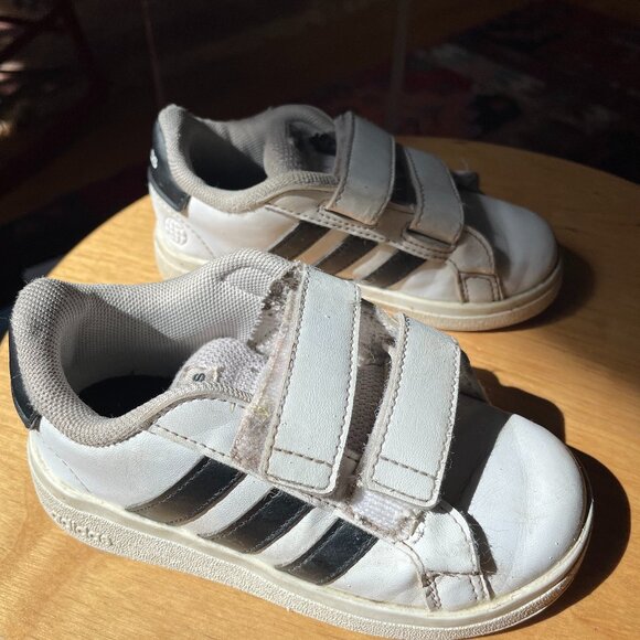 Adidas Grand Courts Toddler Size 8K - Picture 1 of 3
